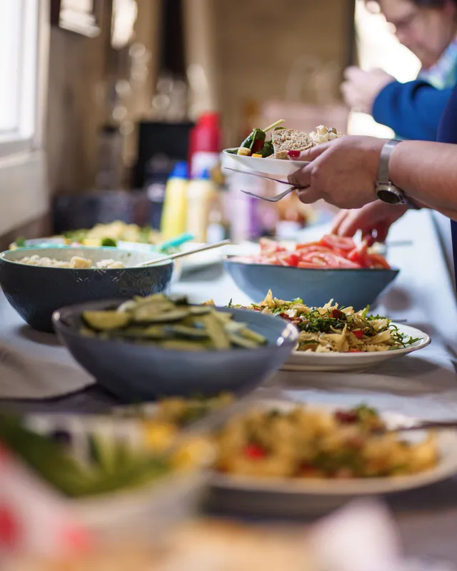 Gasten scheppen op aan het salade-buffet