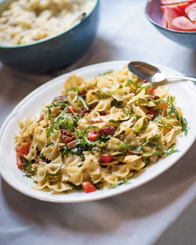Pastasalade met rucola en zongedroogde tomaat