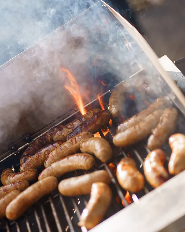 BBQ-worsten boven het vuur